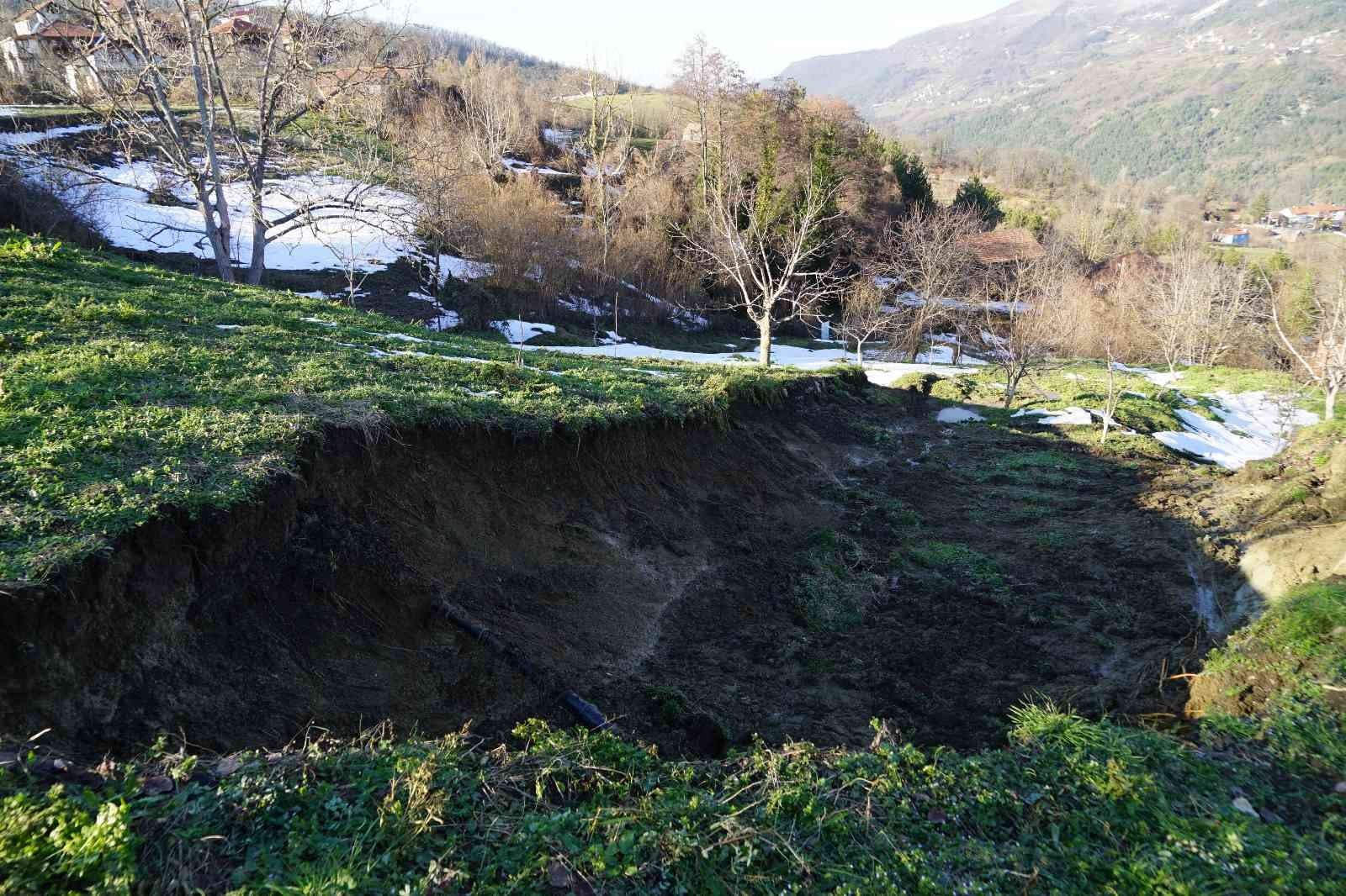 KASTAMONU’NUN ÇATALZEYTİN İLÇESİNDE HEYELANLAR DEVAM EDİYOR.