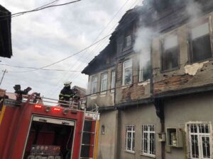 KASTAMONU’DA AKMESCİT MAHALLESİ’NDE ÇIKAN YANGINDA İKİ KATLI AHŞAP BÜYÜK ZARAR