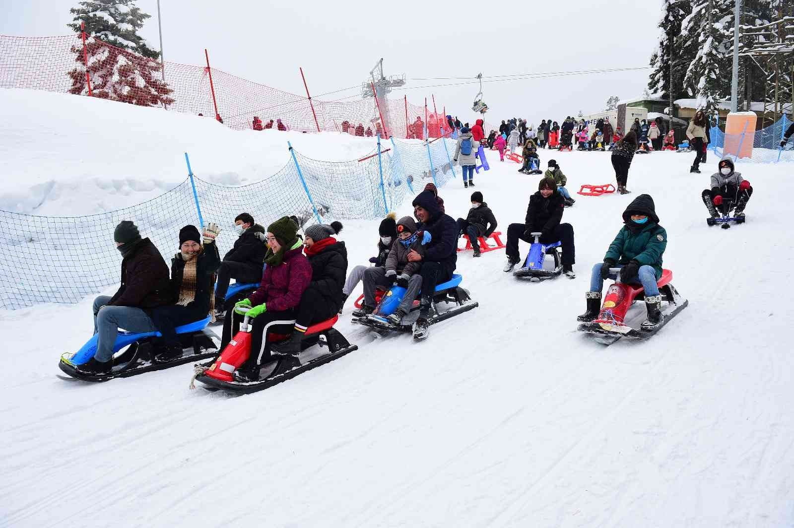 KASTAMONU BELEDİYESİ EKİPLERİNCE SOKAK ARALARINDA YAPILAN KAR KÜREME ÇALIŞMASINDA KEPÇENİN