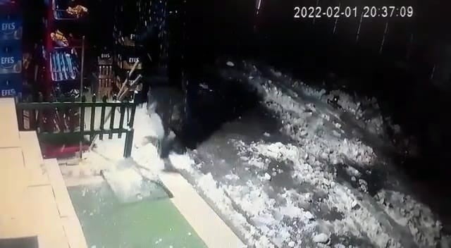 KARABÜK'TE YOĞUN KAR YAĞIŞI SONRASI ÇATI KATLARINDA BİRİKEN KAR VE