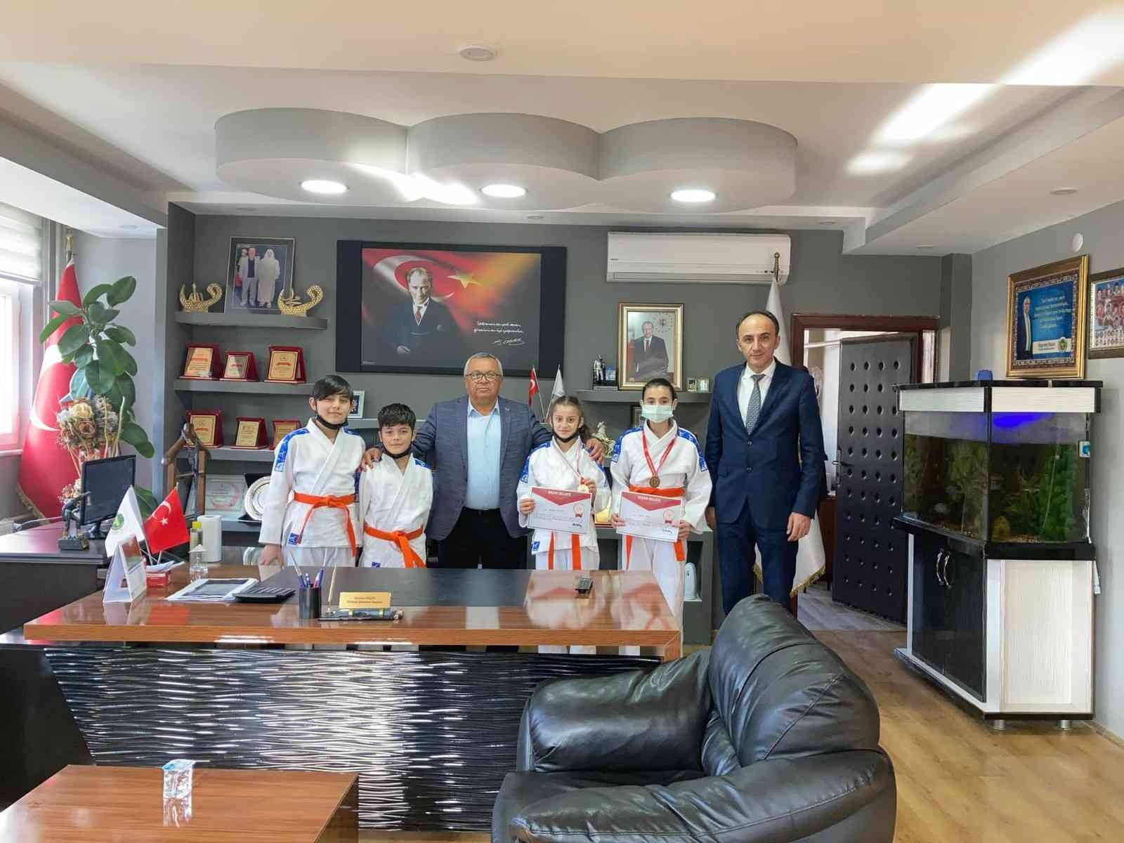 ZONGULDAK’IN EREĞLİ İLÇESİNE BAĞLI ORMANLI ORTAOKULU ÖĞRENCİLERİ ÇANKIRI’DA DÜZENLENEN JUDO