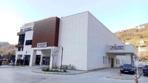 KASTAMONU’NUN İNEBOLU İLÇESİNDE DİREKSİYON HAKİMİYETİNİ KAYBEDEN SÜRÜCÜ OTOMOBİLİYLE UÇURUMA YUVARLANDI.