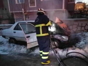 KASTAMONU’DA KUZEYKENT MAHALLESİNDE PARK HALİNDEKİ OTOMOBİLİN MOTOR AKSAMI YANDI. YANGINI