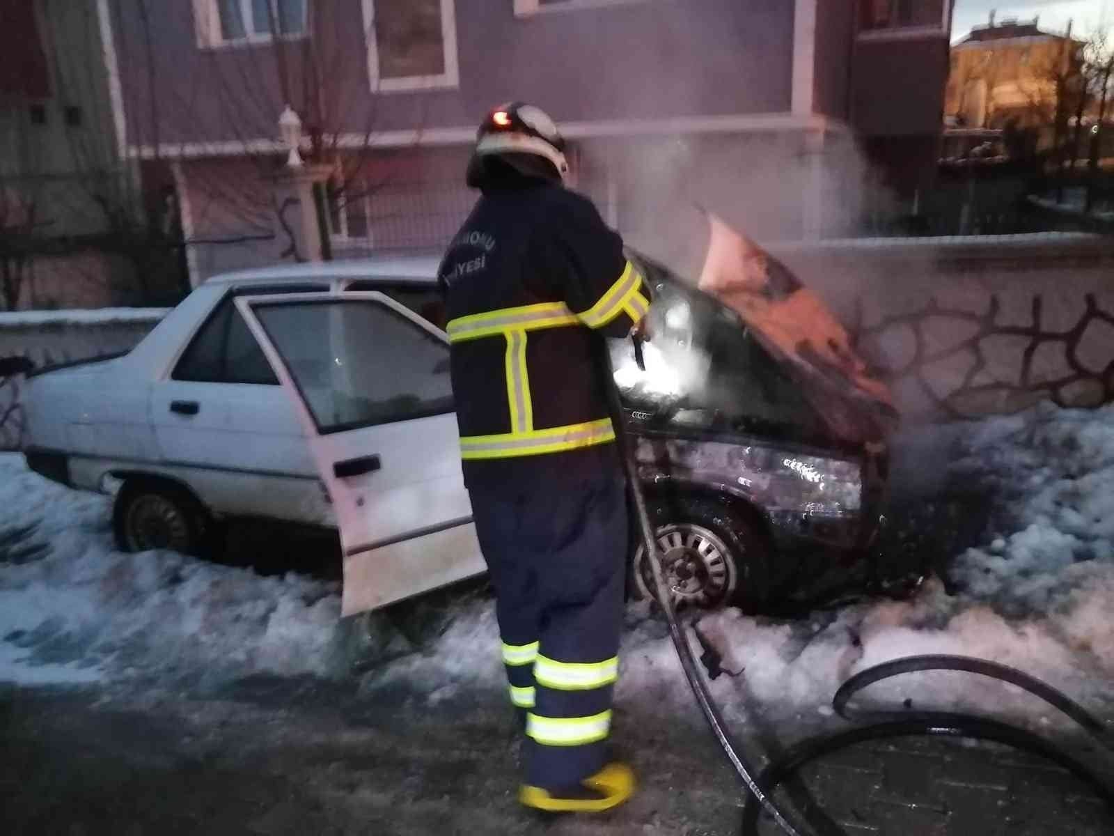 KASTAMONU’DA KUZEYKENT MAHALLESİNDE PARK HALİNDEKİ OTOMOBİLİN MOTOR AKSAMI YANDI. YANGINI