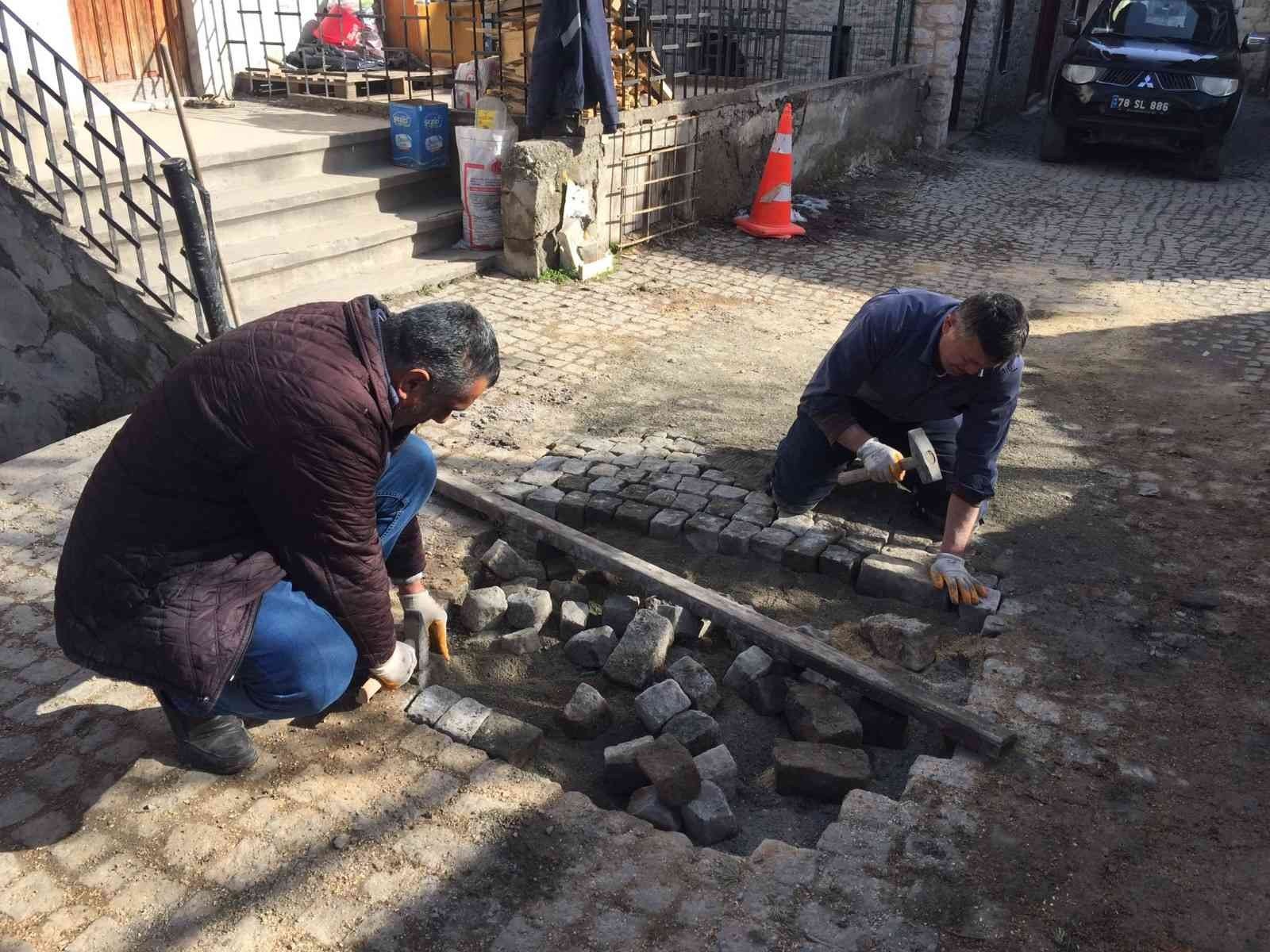 SAFRANBOLU BELEDİYESİ FEN İŞLERİ MÜDÜRLÜĞÜ, KENTİN ÇEŞİTLİ BÖLGELERİNDE KALDIRIM YENİLEME,