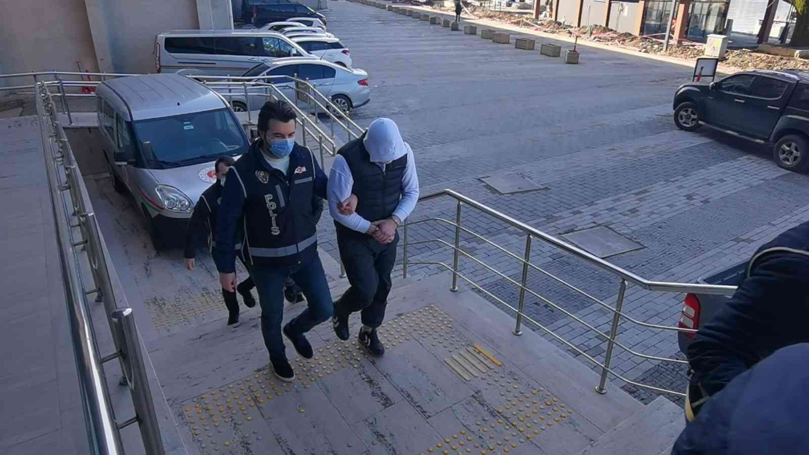 ZONGULDAK’TA İNCİVEZ MAHALLESİNDE SAHTE PARAYLA ALIŞVERİŞ YAPARKEN GÖZALTINA ALINAN Ö.A.