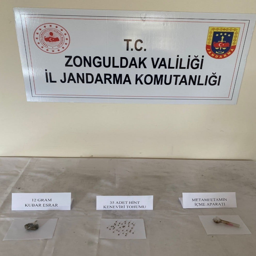 Üst aramasında uyuşturucu ele geçirildi ZONGULDAK’IN EREĞLİ İLÇESİNE BAĞLI ÇÖMLEKÇİ KÖYÜ’NDE BİR KİŞİNİN YAPILAN ÜST