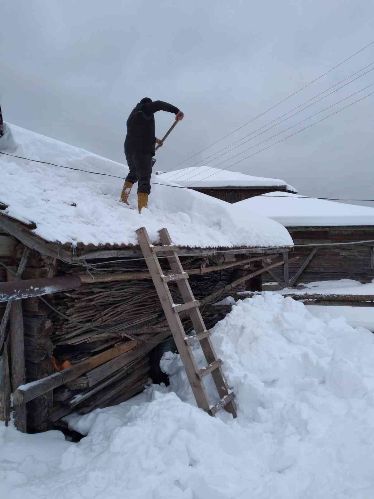 KASTAMONU’NUN DADAY İLÇESİNDE İKAMET EDEN KÖYLÜLER, KAR YAĞIŞININ DURMASIYLA ELLERİNE