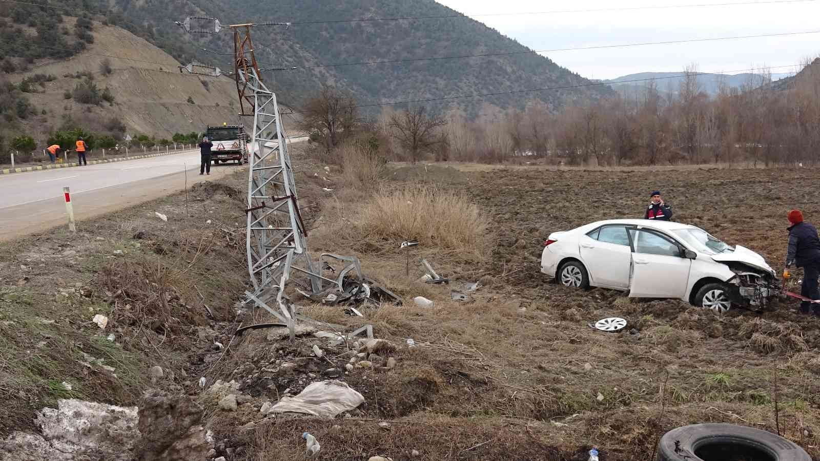 KARABÜK’TE MEDYANA GELEN TRAFİK KAZASINDA SÜRÜCÜSÜNÜN DİREKSİYON HAKİMİYETİNİ KAYBETTİĞİ OTOMOBİL