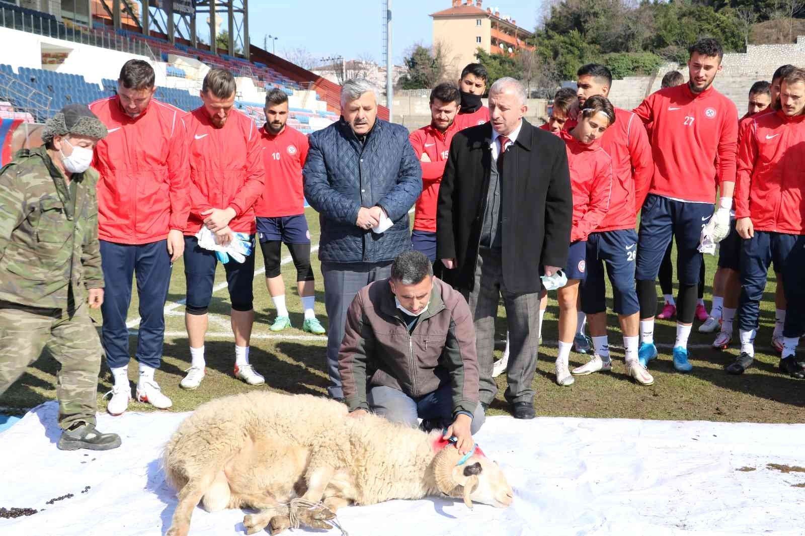 TFF 2. LİG'DE MÜCADELE VEREN ZONGULDAK KÖMÜRSPOR, LİGDEKİ ŞANSSIZLIKLARINI KIRMAK