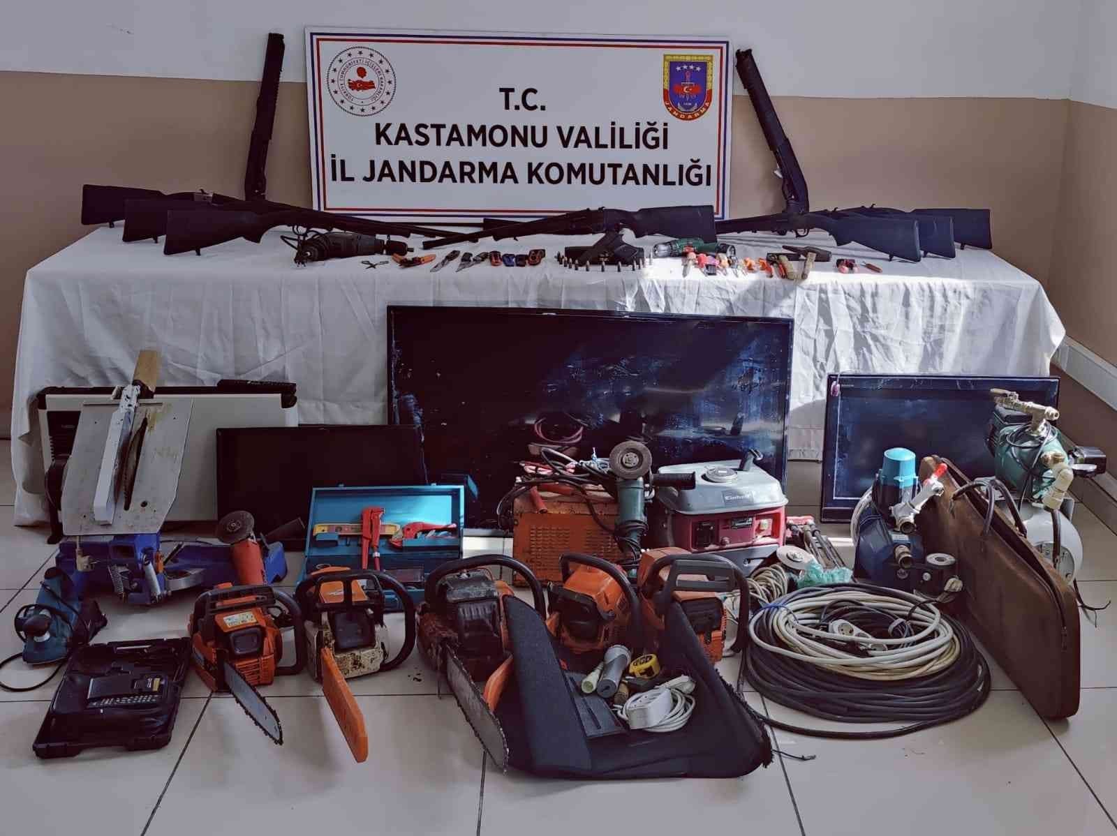 KASTAMONU’NUN ARAÇ İLÇESİNDE 12 FAİLİ MEÇHUL HIRSIZLIK OLAYININ ŞÜPHELİSİ OLDUKLARI