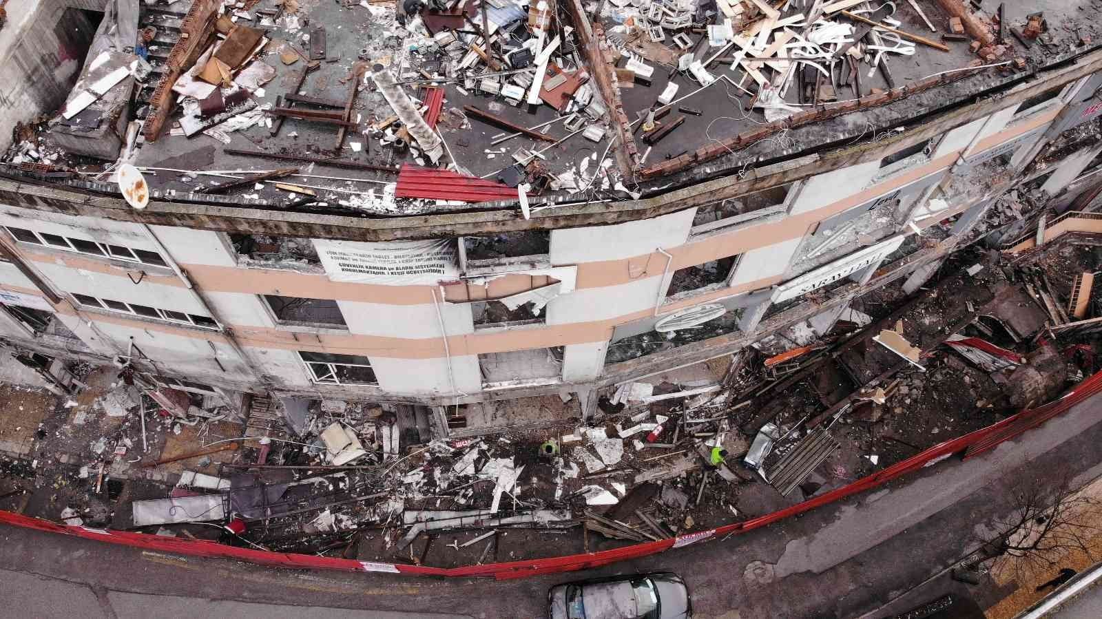 MERKEZ ÇARŞISI BİNASININ YIKIMINA BAŞLANDI