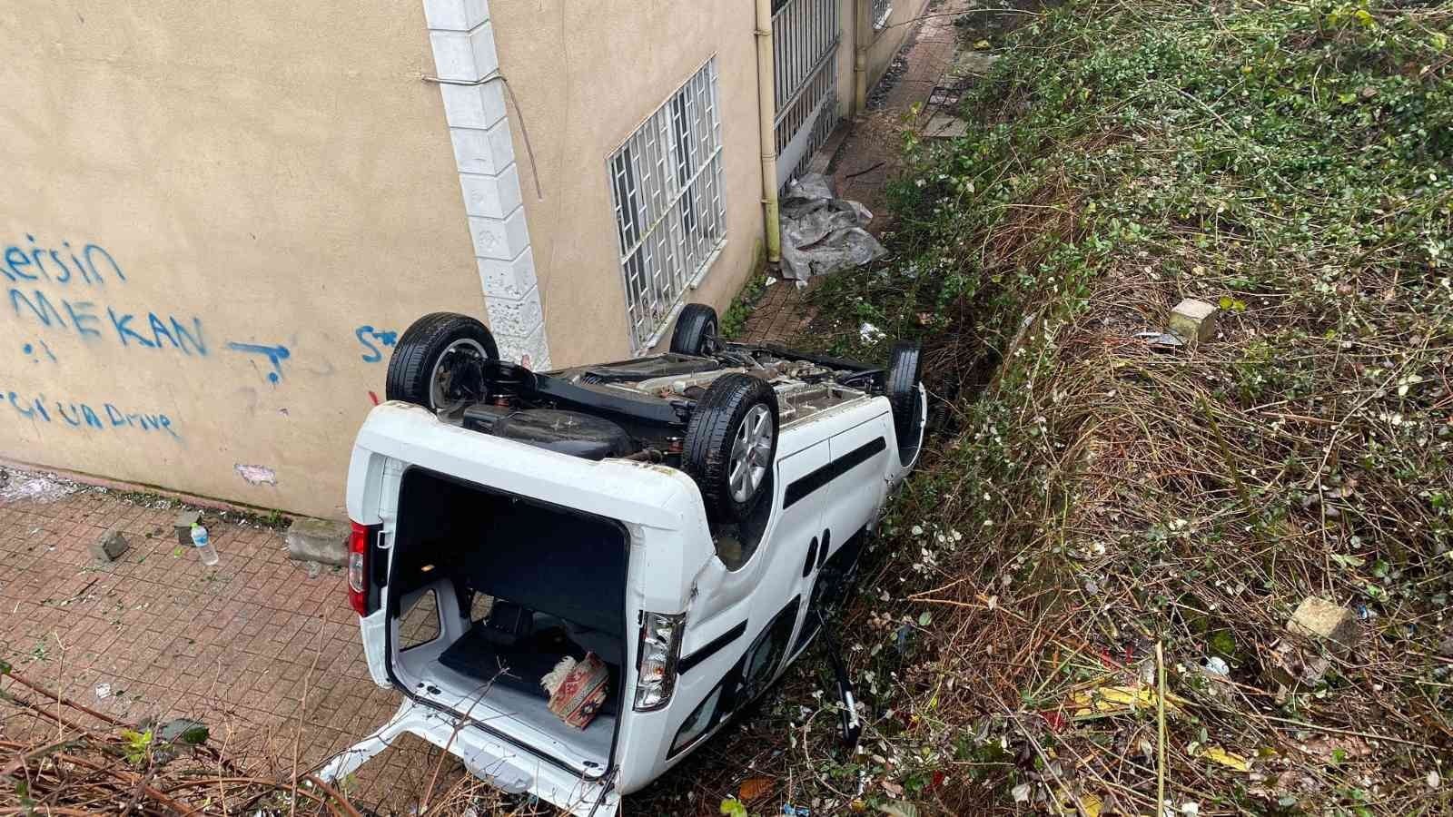 KONTROLDEN ÇIKAN HAFİF TİCARİ ARAÇ 20 METRE YÜKSEKLİKTEN BİR EVİN