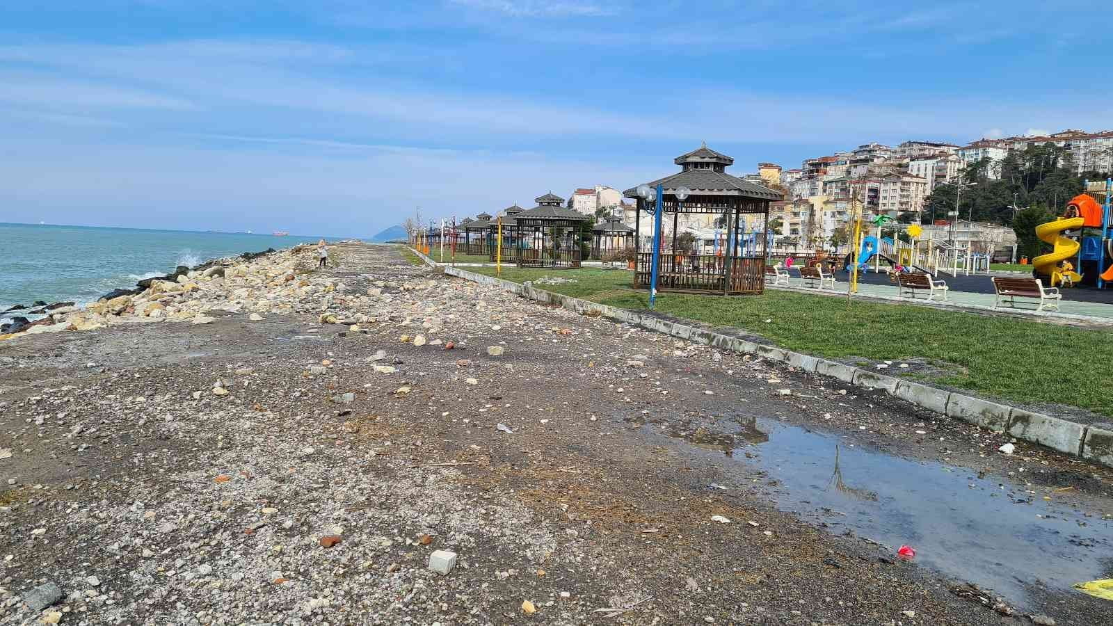 ZONGULDAK (İHA) - ZONGULDAK’IN ALAPLI İLÇESİNDEKİ SAHİL DOLGU ALANIN ŞİDDETLİ