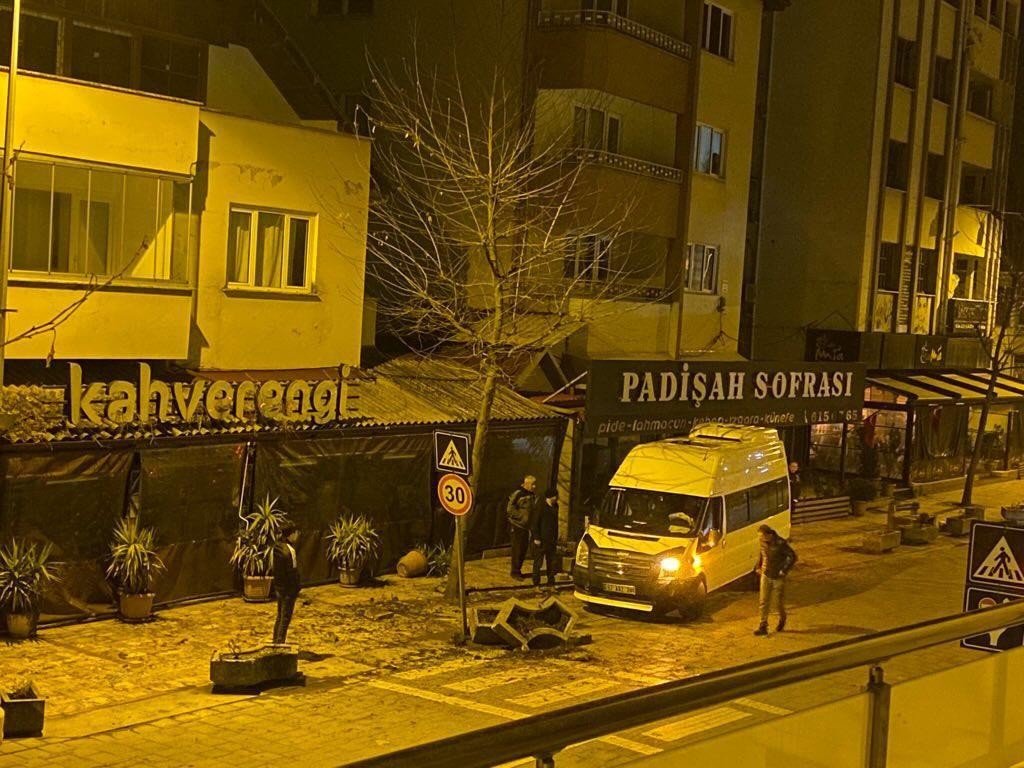 Alkollü sürücüyü kafeye girmekten beton saksılar ve direk durdurdu ZONGULDAK’IN ÇAYCUMA İLÇESİNDE SÜRÜCÜSÜNÜN DİREKSİYON HAKİMİYETİNİ KAYBETTİĞİ SERVİS ARACI YOL