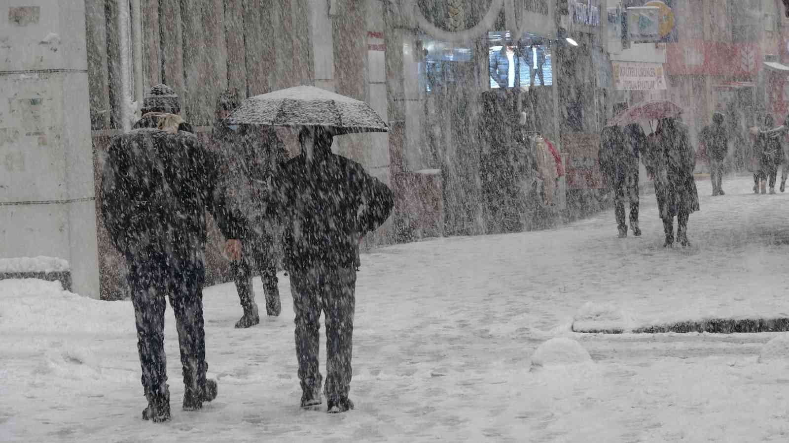 ZONGULDAK’TA ANİDEN BASTIRAN KAR YAĞIŞI ETKİLİ OLDU. YOĞUN KAR YAĞIŞI