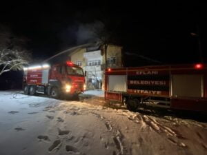 KARABÜK'ÜN EFLANİ İLÇESİNDE İKİ KATLI EVİN BACASINDA ÇIKAN VE ÇATIYA