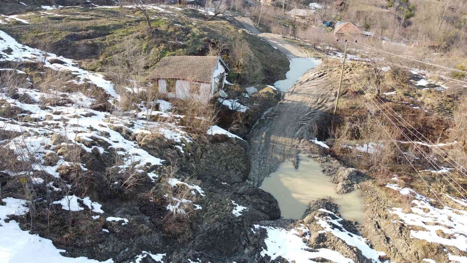 BARTIN’DA KAR YAĞIŞININ ARDINDAN HAVA SICAKLIKLARI ARTTI, ERİYEN KARLAR HEYELANLARIN