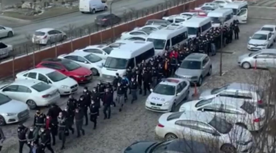 ’Bataklık’ operasyonunda gözaltına alınan 52 şüpheli adliyeye sevk edildi 'BATAKLIK' OPERASYONUNDA GÖZALTINA ALINAN 52 ŞÜPHELİ ADLİYEYE SEVK EDİLDİ