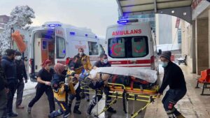 ZONGULDAK’IN ASMA MAHALLESİ’NDE ÇATIDAN KAR TEMİZLERKEN DÜŞEN DURMUŞ ORUÇ(47)KALDIRILDIĞI HASTANEDE