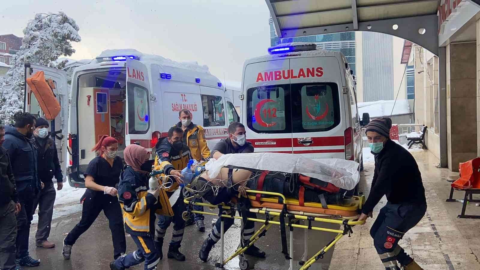 ZONGULDAK’IN ASMA MAHALLESİ’NDE ÇATIDAN KAR TEMİZLERKEN DÜŞEN DURMUŞ ORUÇ(47)KALDIRILDIĞI HASTANEDE