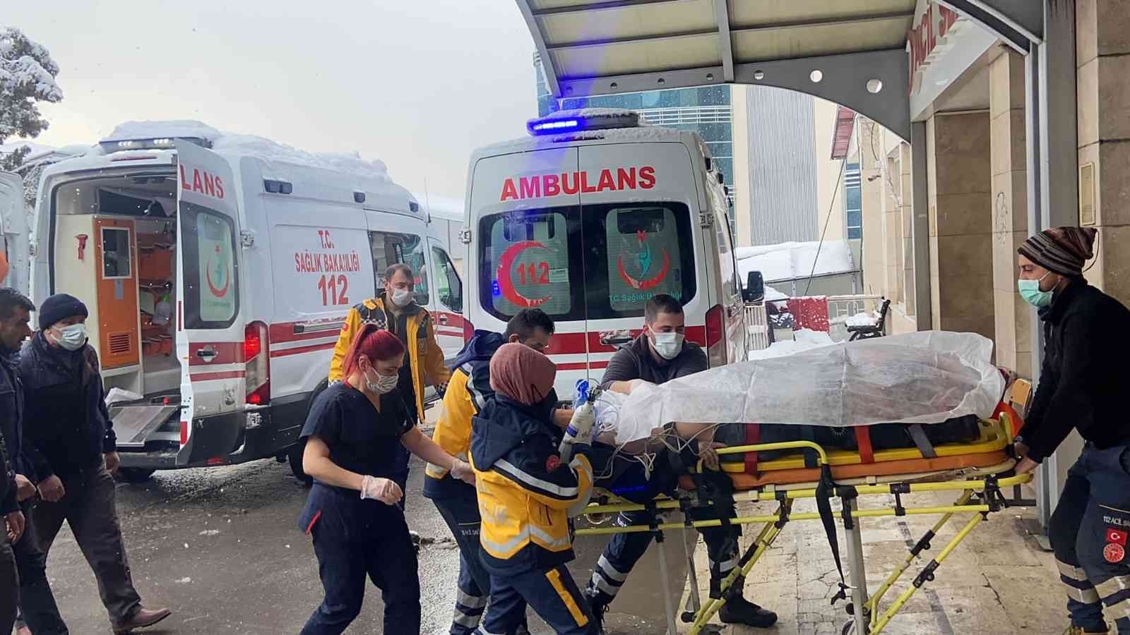 ZONGULDAK’IN ASMA MAHALLESİ’NDE ÇATIDAN KAR TEMİZLERKEN DÜŞEN DURMUŞ ORUÇ(47)AĞIR YARALANDI.