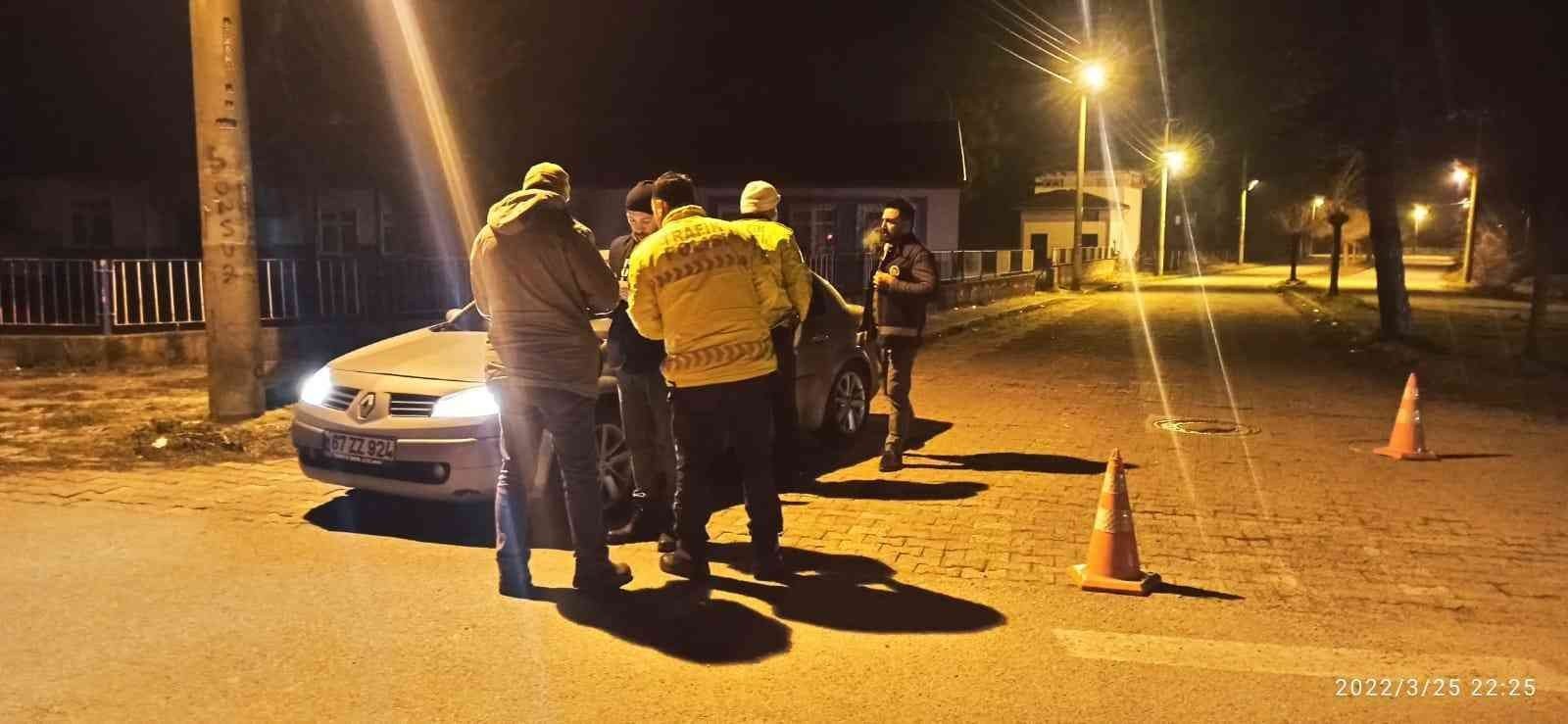 Çaycuma’da ekipler ara vermeden denetimlere devam ediyor ZONGULDAK’IN ÇAYCUMA İLÇESİNDE İLÇE EMNİYET MÜDÜRLÜĞÜ EKİPLERİ ARA VERMEDEN DENETİMLERİNE