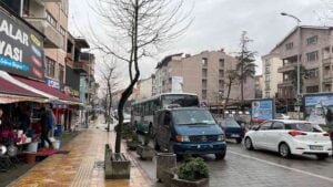 ZONGULDAK’ IN ÇAYCUMA İLÇESİNDE ŞEHİR İÇİ TRAFİĞİNİN GÜN İÇİNDE YOĞUN