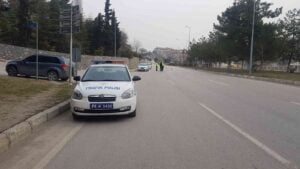 KARABÜK’TE YOLUN KARŞISINA GEÇMEYE ÇALIŞAN YABANCI UYRUKLU GENÇ OTOMOBİLİN ÇARPMASI