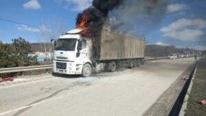 KASTAMONU’NUN İNEBOLU İLÇESİNDE KATI ATIK TRANSFER İSTASYONUNDAN YÜKLEDİĞİ ÇÖPLERİ TAŞIYAN