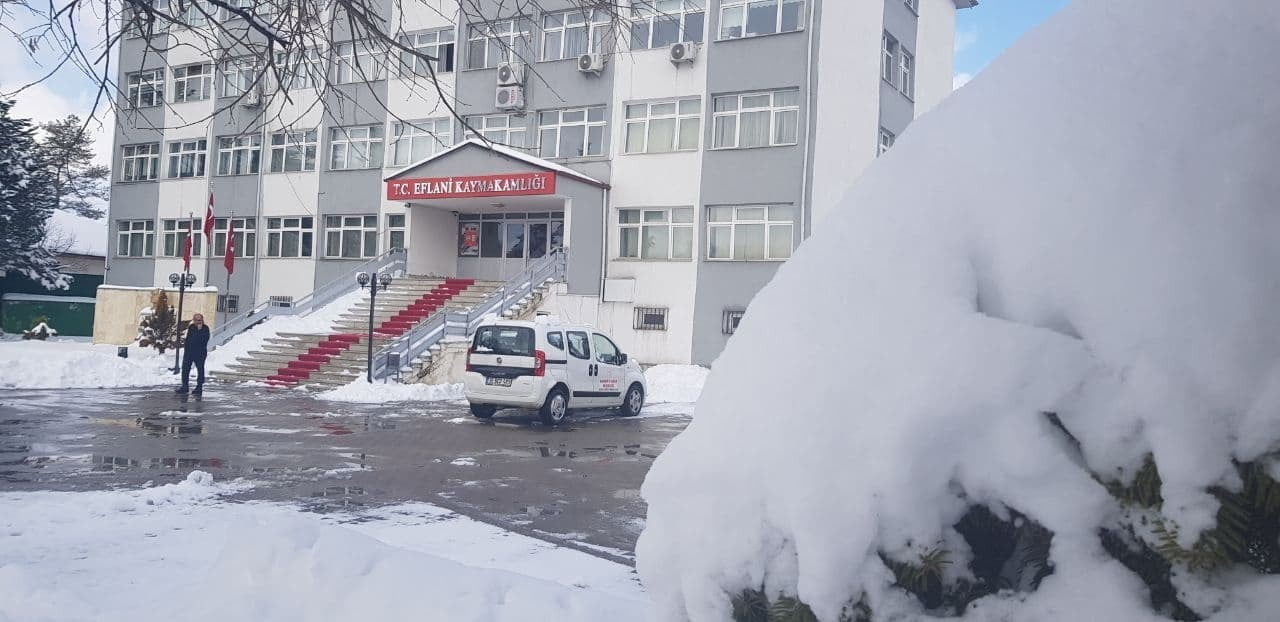 KARABÜK’ÜN EFLANİ İLÇESİNDE KAR YAĞIŞI SONRASI OLUŞABİLECEK OLUMSUZLUKLARA KARŞI TÜM