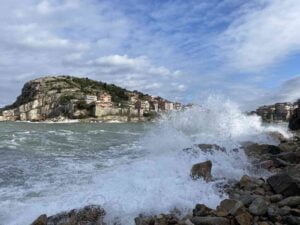 AMASRA İLÇESİNDEKİ KÜÇÜK LİMAN MEVKİİNDE KAYALIKLARA VURARAK KIRILAN DALGALARIN BOYU