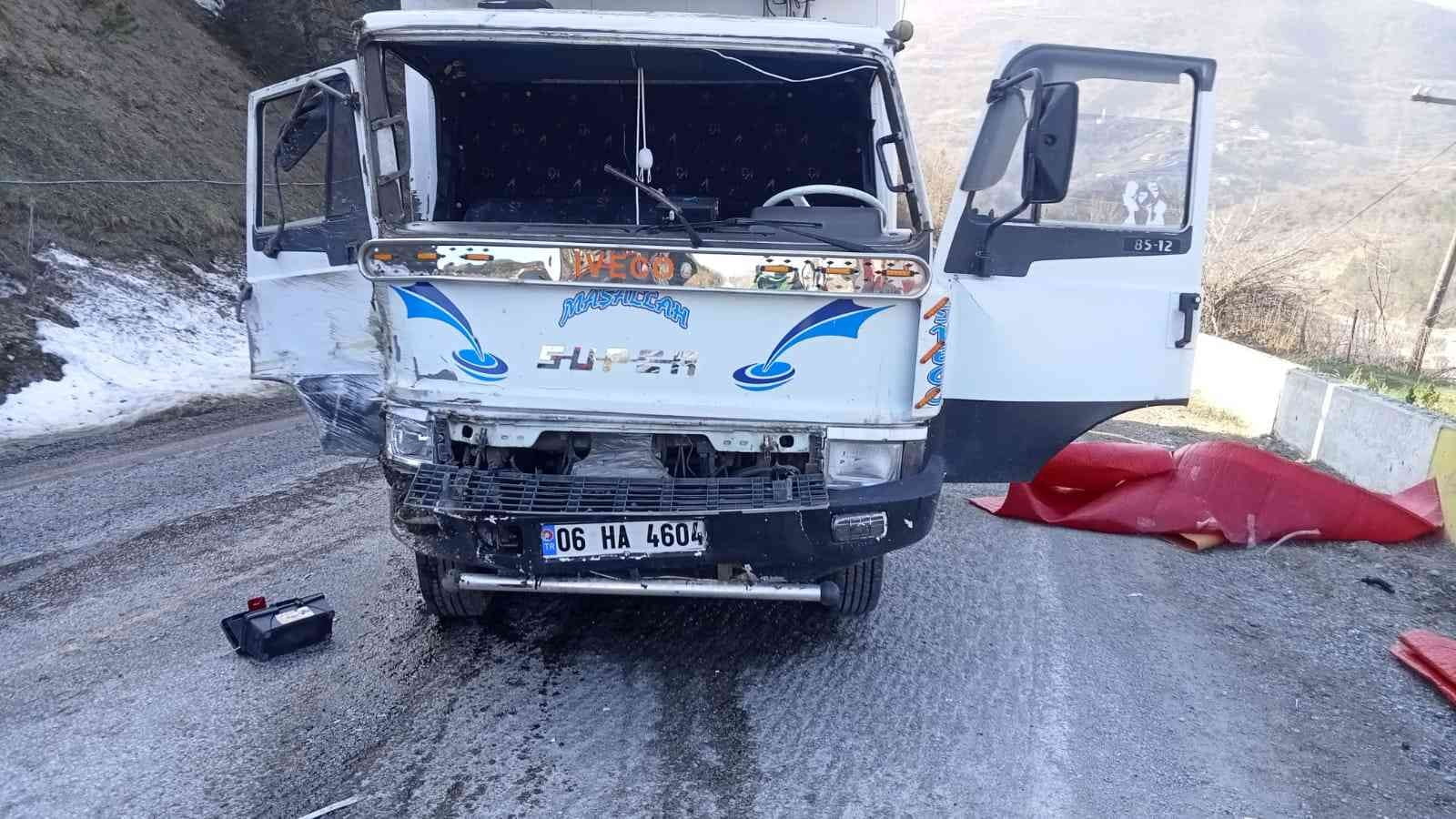 KASTAMONU'NUN İNEBOLU İLÇESİNDE FRENİ BOŞALAN KAMYONUN BARİYERLERE ÇARPTIĞI KAZADA 3