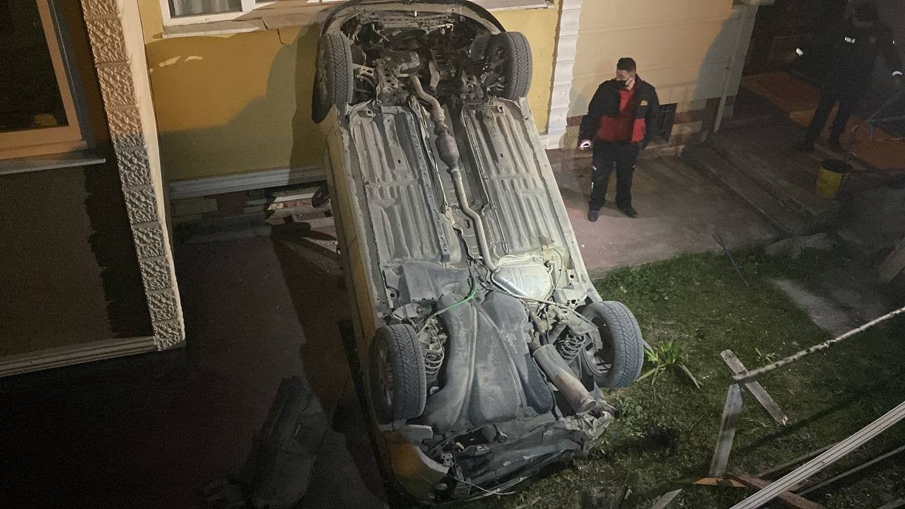 KARABÜK’TE PARK HALİNDEYKEN FRENİ BOŞALAN OTOMOBİL, YOKUŞ AŞAĞIYA HAREKET EDEREK,