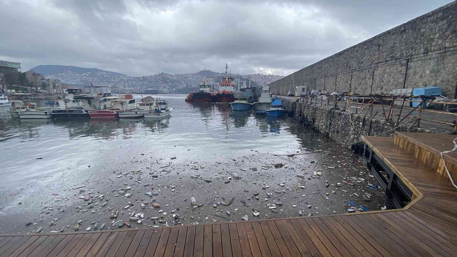 ZONGULDAK’TA DENİZE ATILAN PLASTİK ATIKLAR, DALGALARLA BERABER LİMANA VURDU.