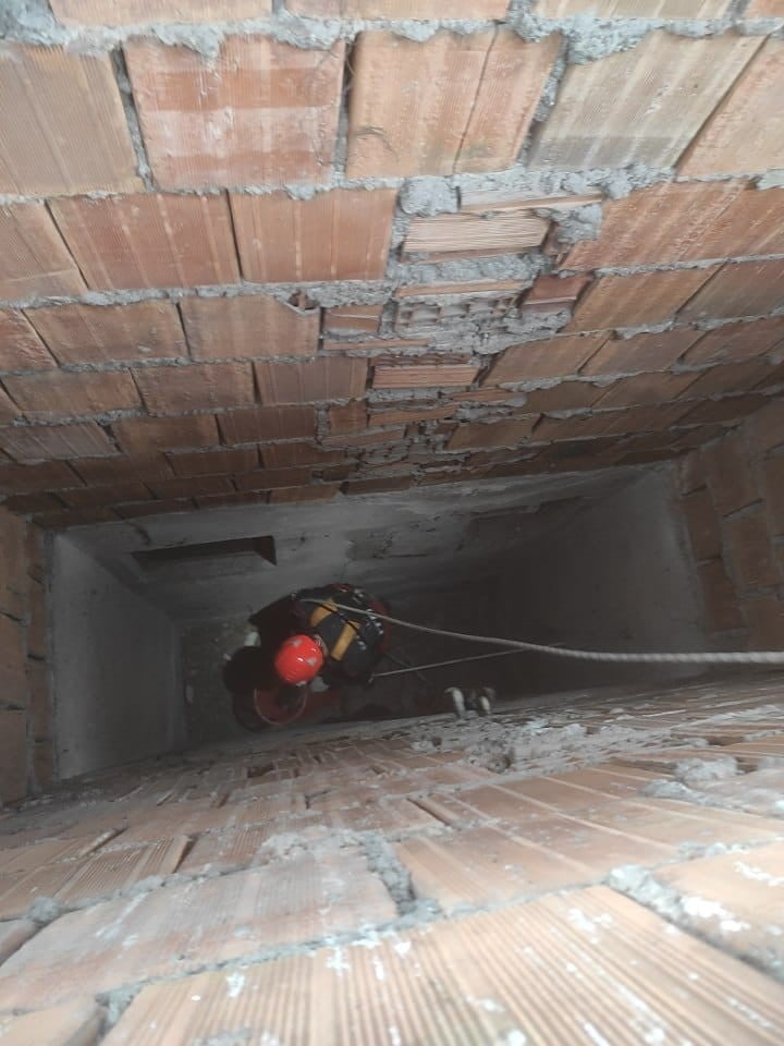 KARABÜK’TE BİR APARTMANIN ÇATISINDAKİ BACADA İKİ GÜNDÜR MAHSUR KALAN KEDİ