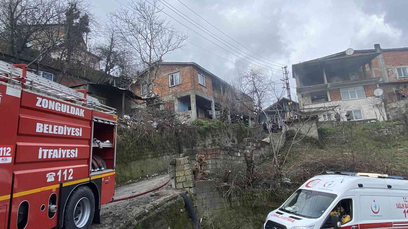 İki katlı ev sobadan çıkan yangında kullanılamaz hale geldi ZONGULDAK’TA İKİ KATLI EVİN ALT KATINDA YANGIN MEYDANA GELDİ. YANGINDA