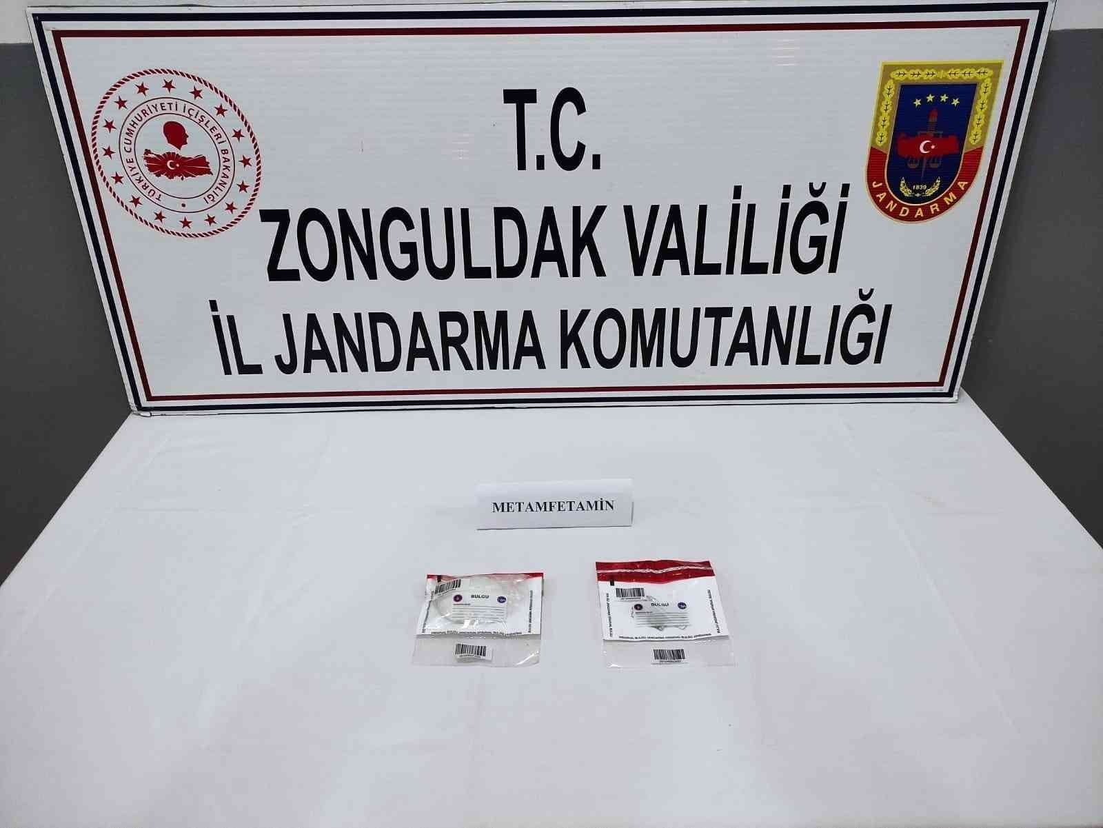 ZONGULDAK'TA JANDARMA EKİPLERİNCE DURDURULARAK ARANAN BİR ARAÇTAN UYUŞTURUCU MADDE ÇIKTI.