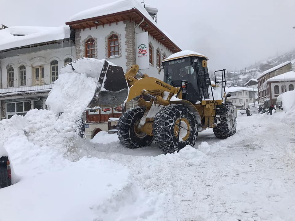 KASTAMONU'DA ETKİLİ OLAN YOĞUN KAR YAĞIŞININ ARDINDAN KAR KALINLIĞININ 1