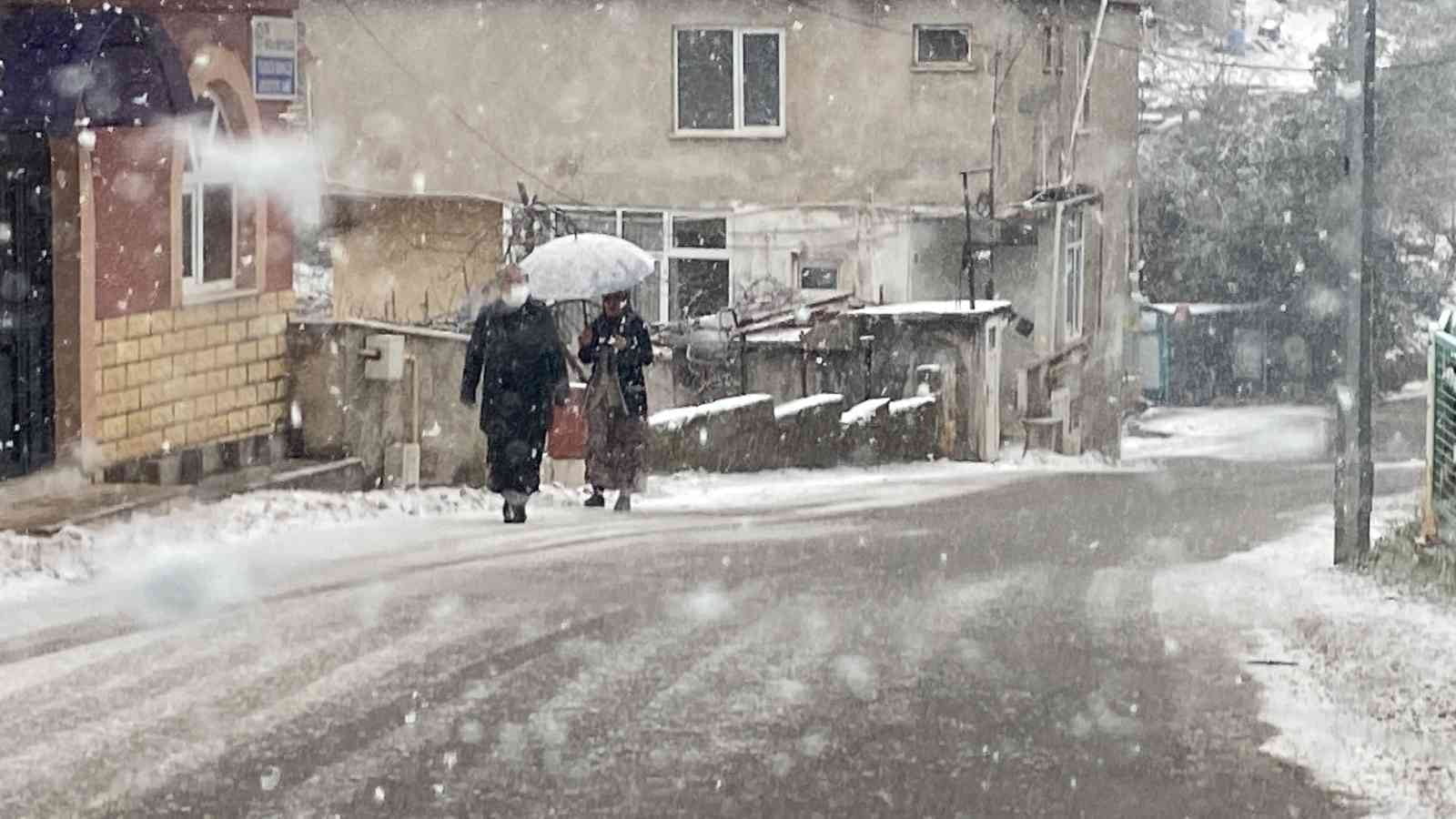 ZONGULDAK’TA VATANDAŞLAR KAR SÜRPRİZİYLE KARŞILAŞTI.