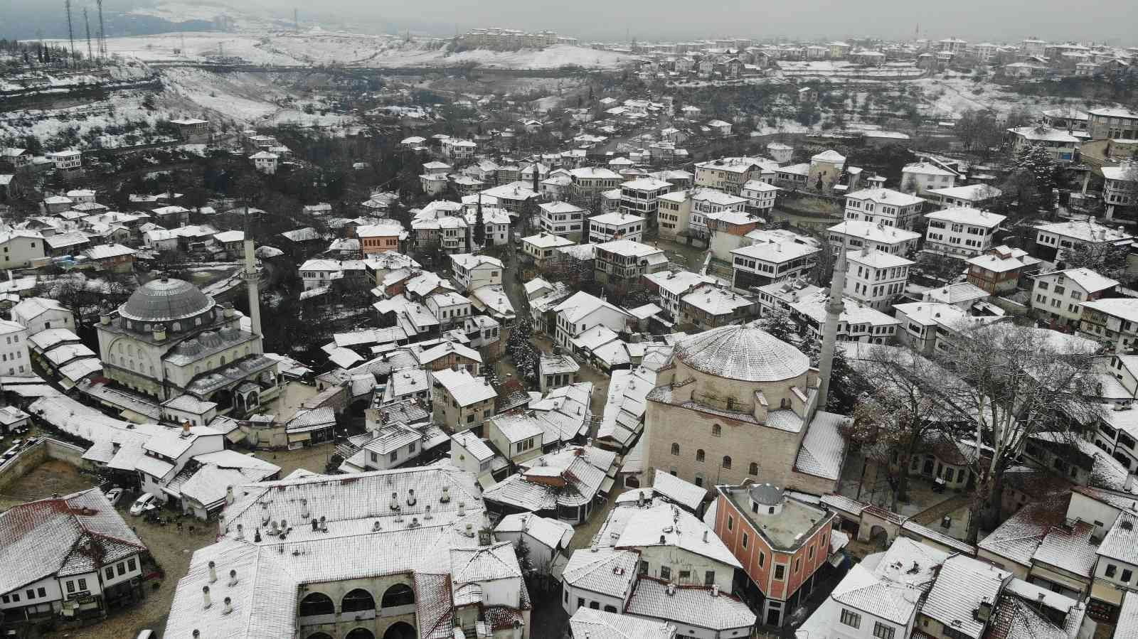 DÜN GECE İTİBARİYLE BAŞLAYAN KAR YAĞIŞI SONRASI KARABÜK BAHARI BEYAZ