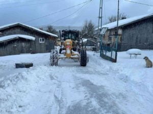 KARABÜK'TE KAR YAĞIŞI NEDENİYLE KAPANAN 44 KÖY YOLUNDAN 18’İ YENİDEN