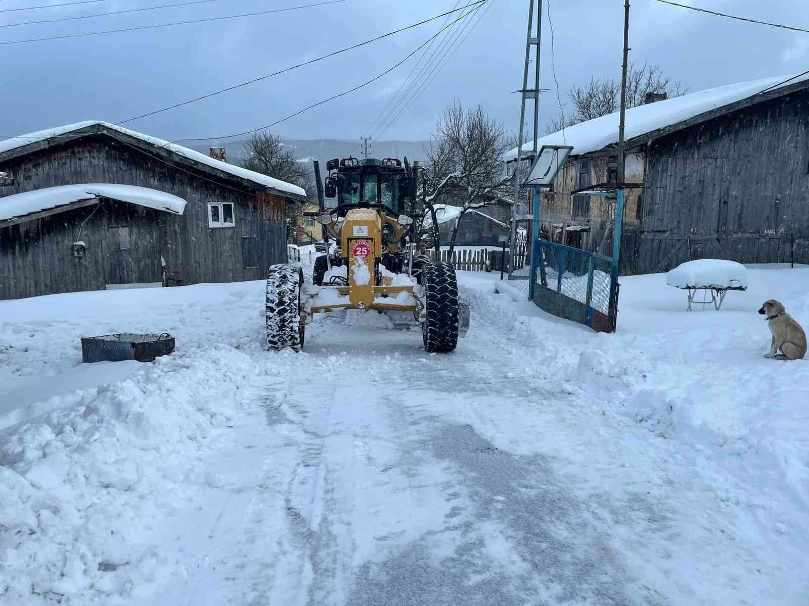KARABÜK'TE KAR YAĞIŞI NEDENİYLE KAPANAN 44 KÖY YOLUNDAN 18’İ YENİDEN