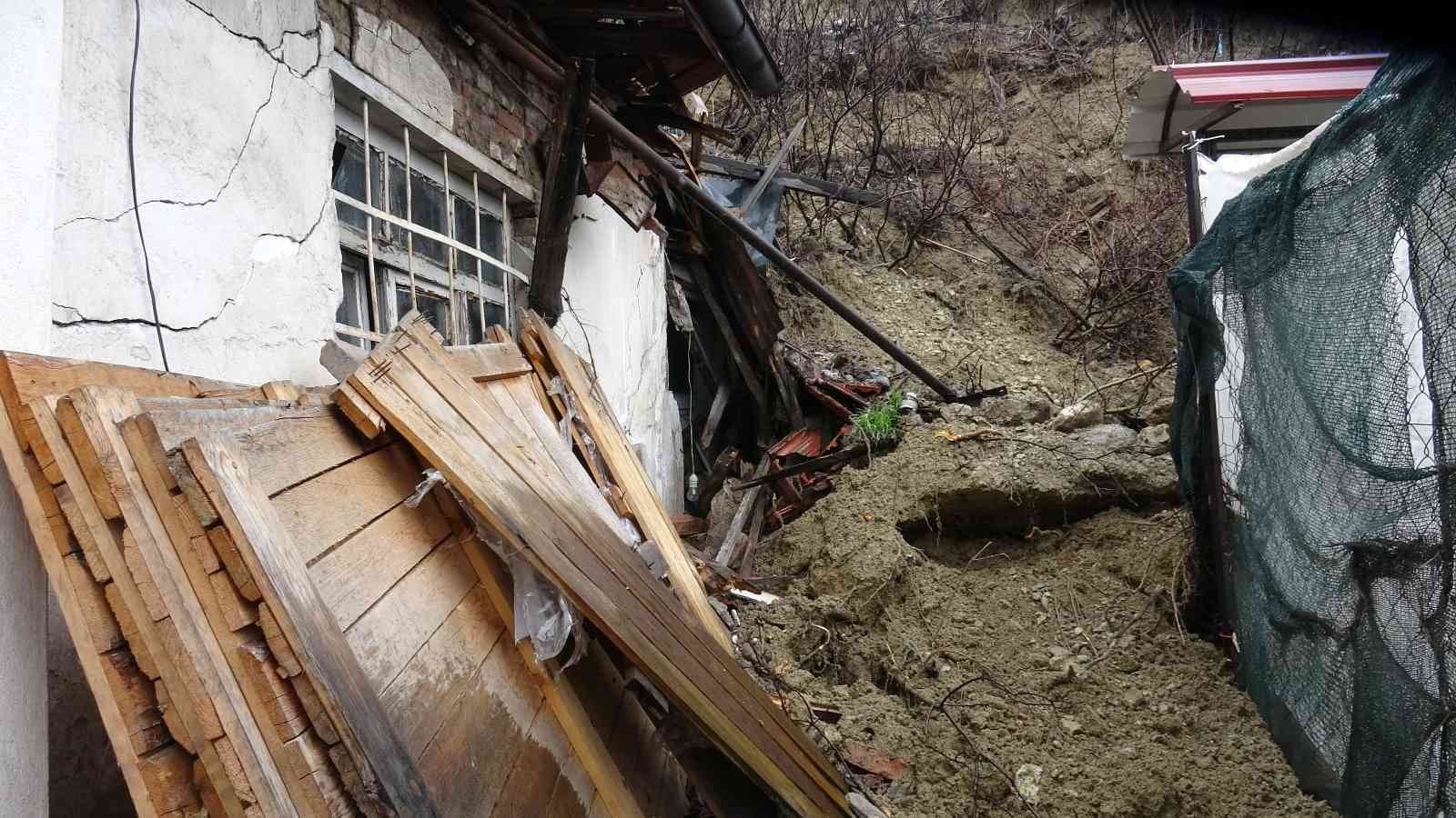 KARABÜK’TE YAĞAN YAĞMUR SONRASI MEYDANA GELEN HEYELAN NEDENİYLE 2 KİŞİ