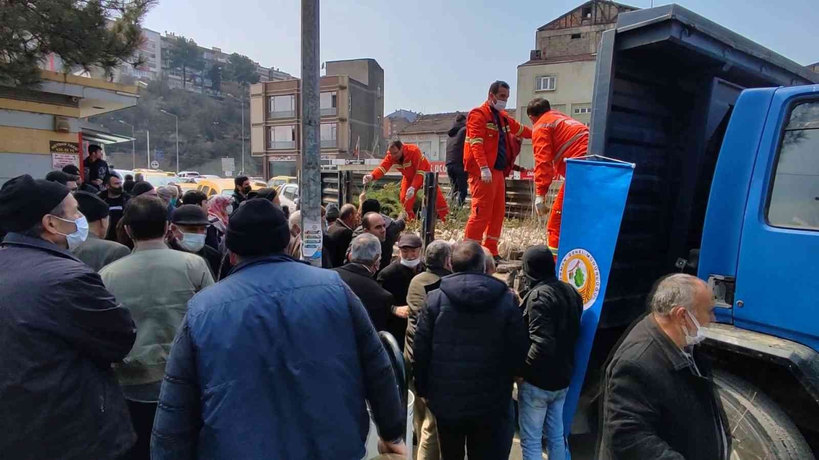 KARABÜK’TE ORMAN İŞLETME MÜDÜRLÜĞÜ TARAFINDAN 3 BİN 500 ADET DEFNE,