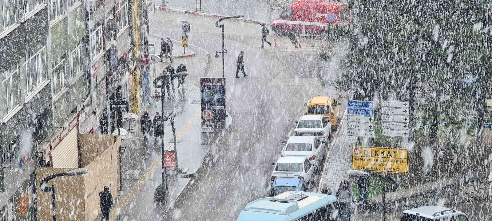 KARABÜK’TE KAR YAĞIŞI KENT MERKEZİNDE ETKİLİ OLDU