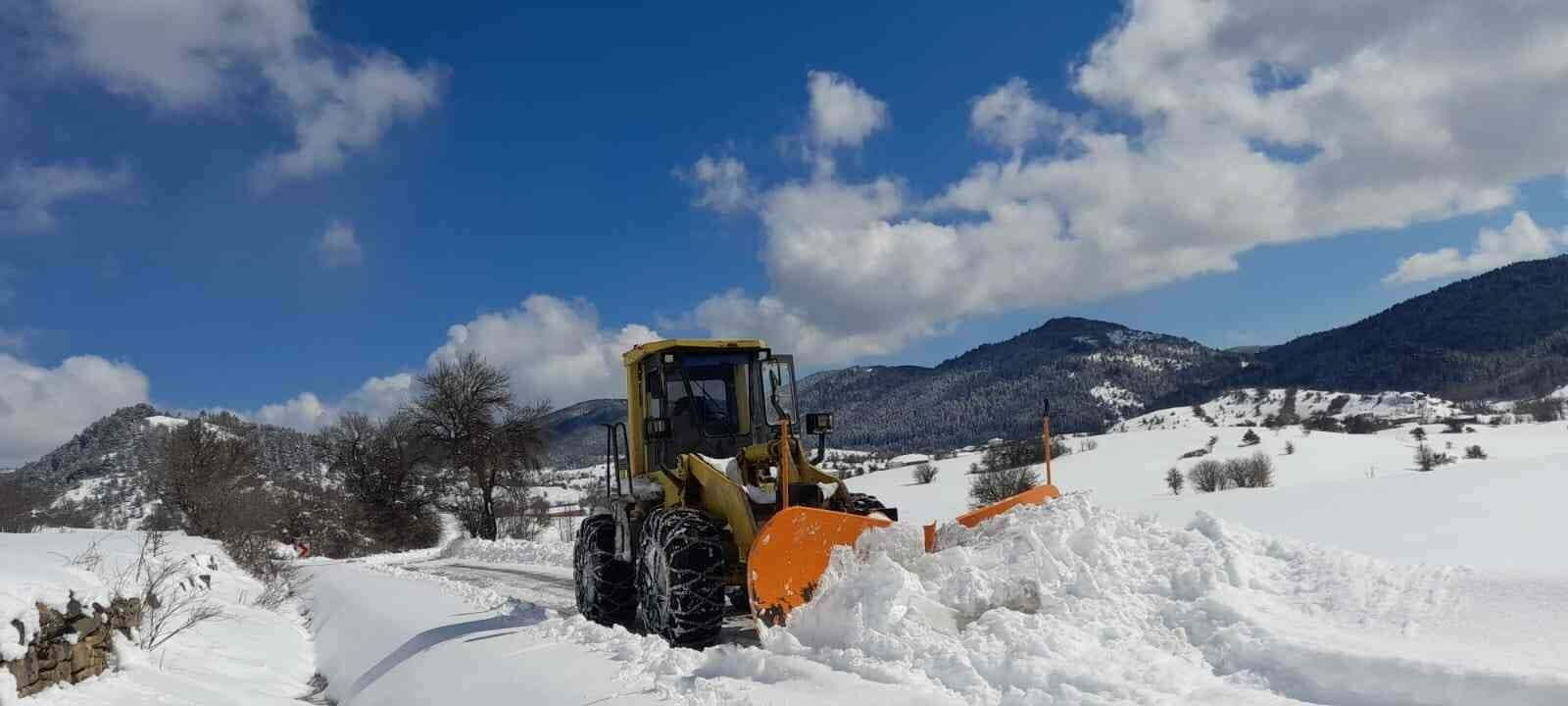 KASTAMONU’DA ETKİLİ OLAN KAR YAĞIŞI SEBEBİYLE ULAŞIM SAĞLANAMAYAN 140 KÖY