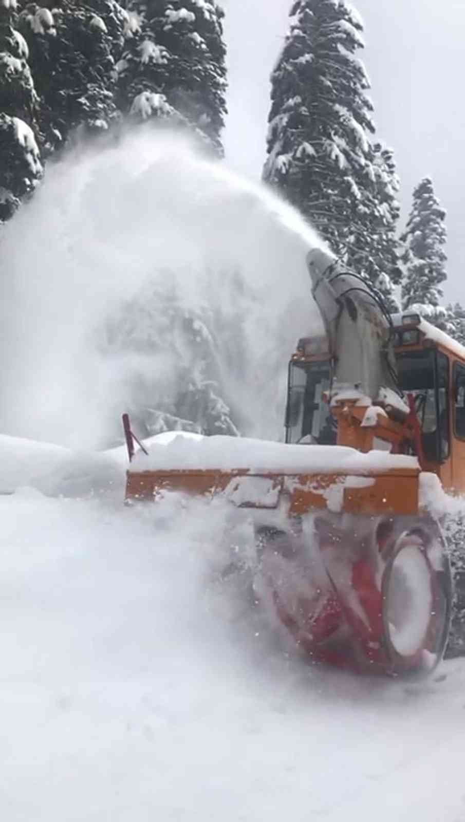 KASTAMONU’DA ETKİLİ OLAN KAR YAĞIŞI SEBEBİYLE 301 KÖYE ULAŞIM SAĞLANAMIYOR.