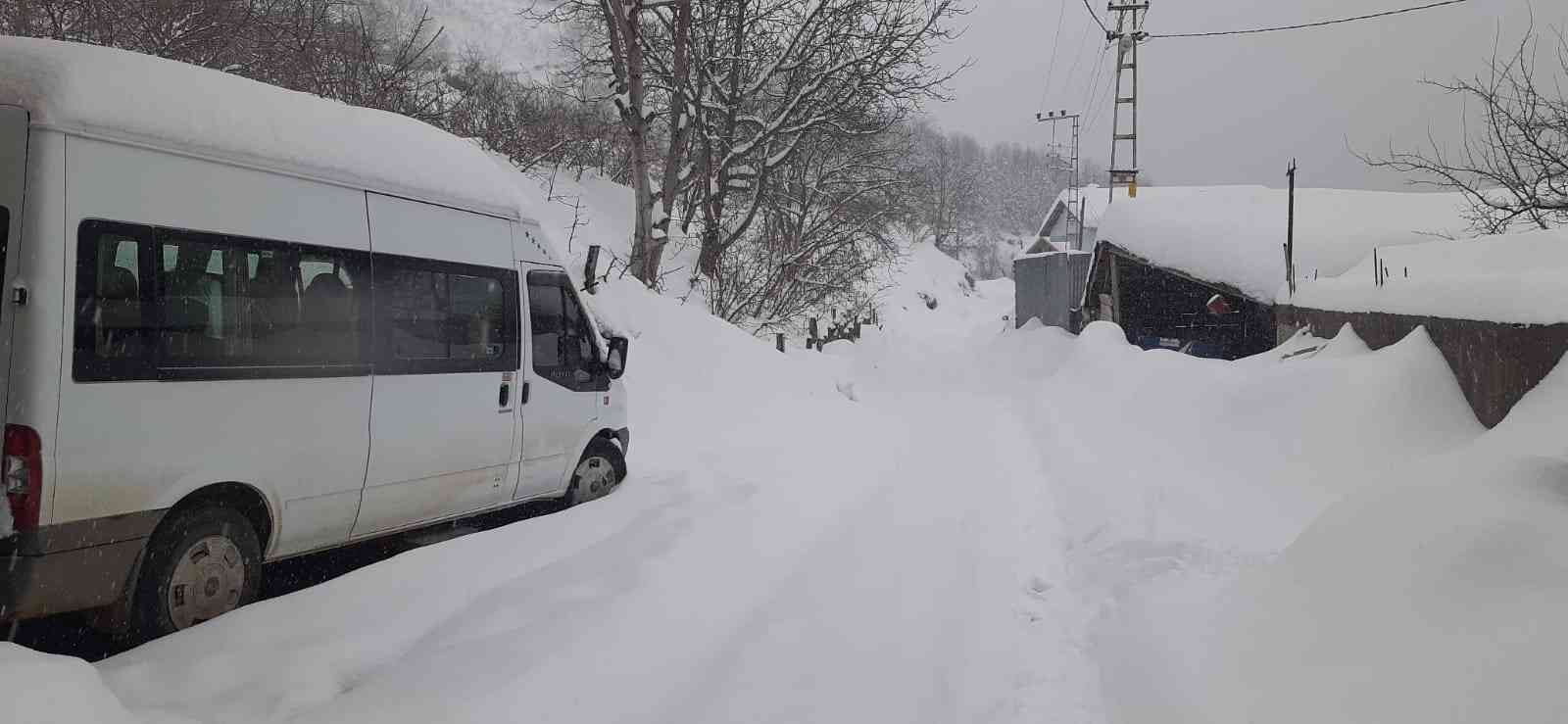 KASTAMONU’DA YOĞUN KAR YAĞIŞI SEBEBİYLE 459 KÖY YOLU ULAŞIMA KAPANDI.