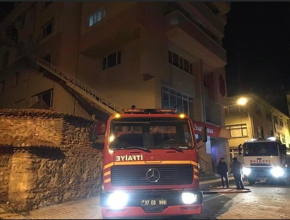 Kastamonu’da 6 katlı apartmanda çıkan yangın söndürüldü KASTAMONU’NUN TAŞKÖPRÜ İLÇESİNDE 6 KATLI APARTMANIN DAİRESİNDE YANGIN ÇIKTI. ÇIKAN